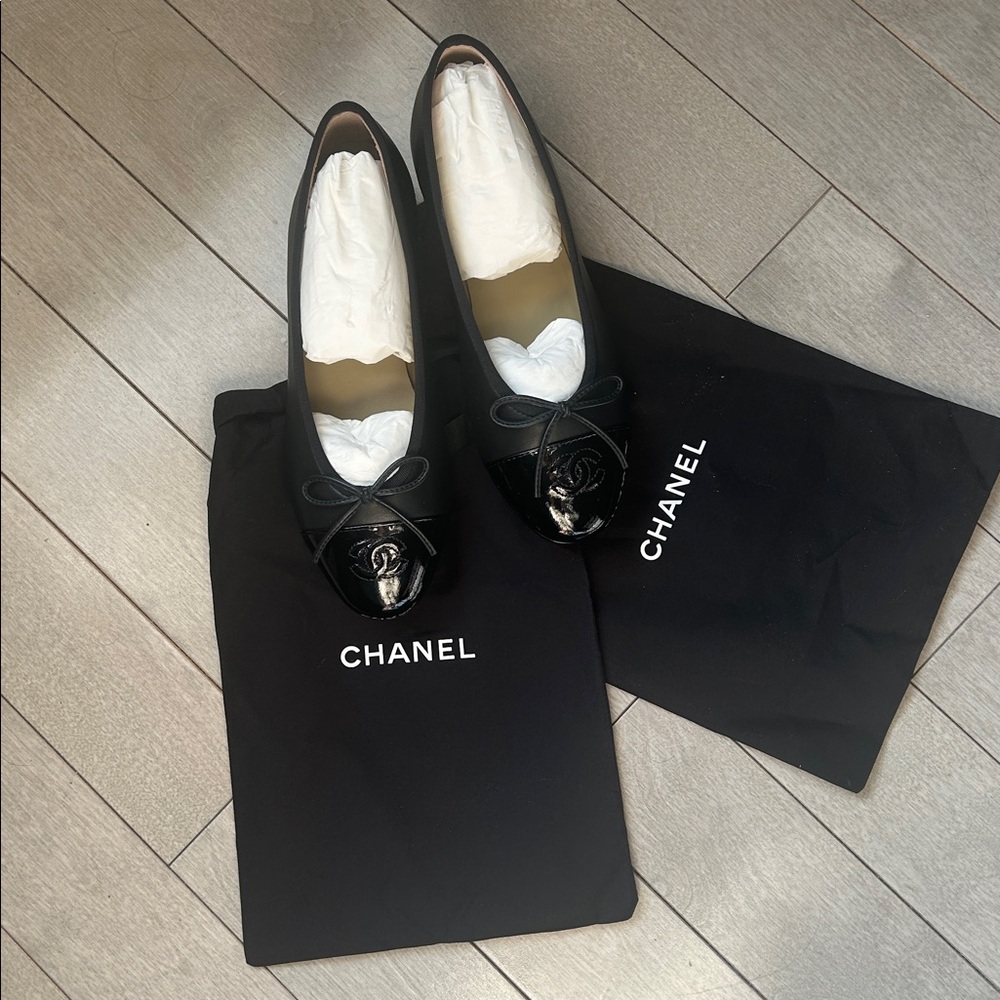 CHANEL Black Leather Cap-Toe Ballet Flats with CC Logo - Picture 3 of 12